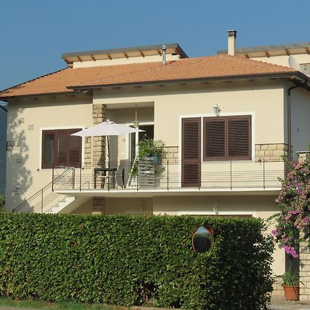 וקיאנו Casa Vacanze “Bouganville” Loc Avane Pisa מראה חיצוני תמונה